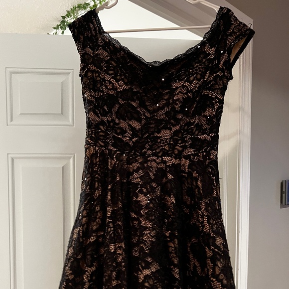 Black sequence off the shoulder - Picture 1 of 3